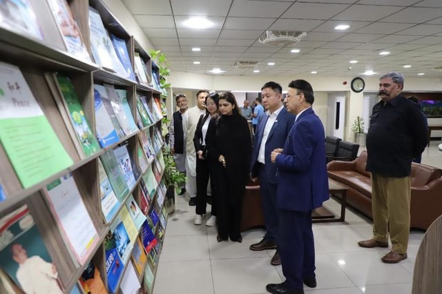 Chinese delegation viewing library resources at PASTIC