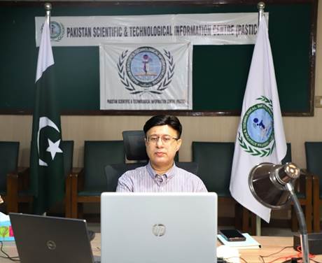 Prof. Dr. TU Xiongbing(Institute of Plant Protection, Chinese
Academy of Agricultural Sciences) delivering his lecture on Biological characteristics
and sustainable management of desert locust