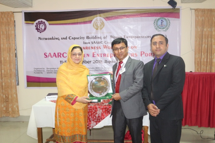 Dr_Saima_Tanveer_presents_a_PASTIC_shield_to_Mr_Pejush_Datta_at_the_SAARC_SMEs_project_closing_ceremony_Rajshahi_Dec_11_13_2018.jpg