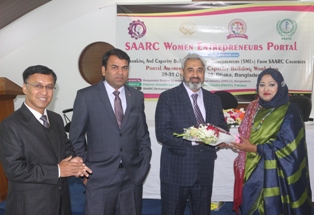 Ms_Ulfat_Jahan_Moon_presents_a_bouquet_to_Mr_Saifullah_Azim_and_Mr_Nabi_Bux_at_BWCCI_Islamabad_Dec_2019.jpg