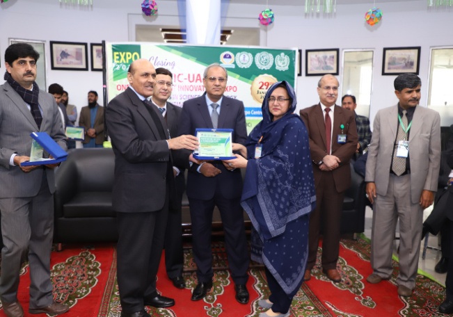 Prof_Dr_Muhammad_Ashraf_distributes_certificates_at_UAF_January_2020