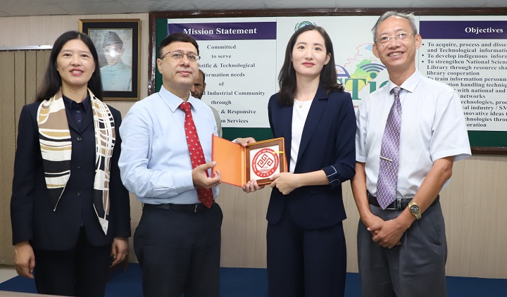Dr Di Yuna, Executive Director, Associate Professor, Department of International Trade, School of Economics, BTBU receiving souvenirs from Director General PASTIC Prof. Dr Muhammad Akram Shaikh