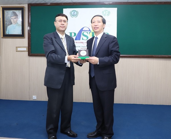 Prof. Dr Muhammad AkramShaikh(Director General PASTIC)presenting souvenir to Mr. GuoGuangsheng, President/ Professor, Beijing Academy of Science and Technology (BJAST)during the visit of Chinese delegation to Pakistan Scientific and Technological Information Centre (PASTIC), Islamabad.